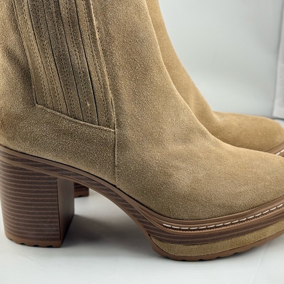 Steve Madden Shoes - Steve Madden Tan Ankle Boots with Suede Material and Classic Chelsea Style